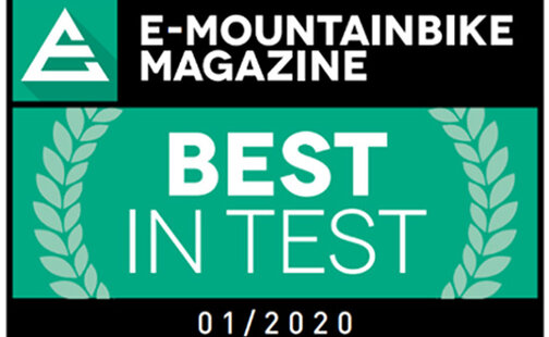 Icon mit dem Text „E-MOUNTAINBIKE MAGAZINE 01/2020“: Im Zentrum steht „BEST IN TEST“, umgeben von einem Lorbeerkranz, auf grünem Hintergrund.
