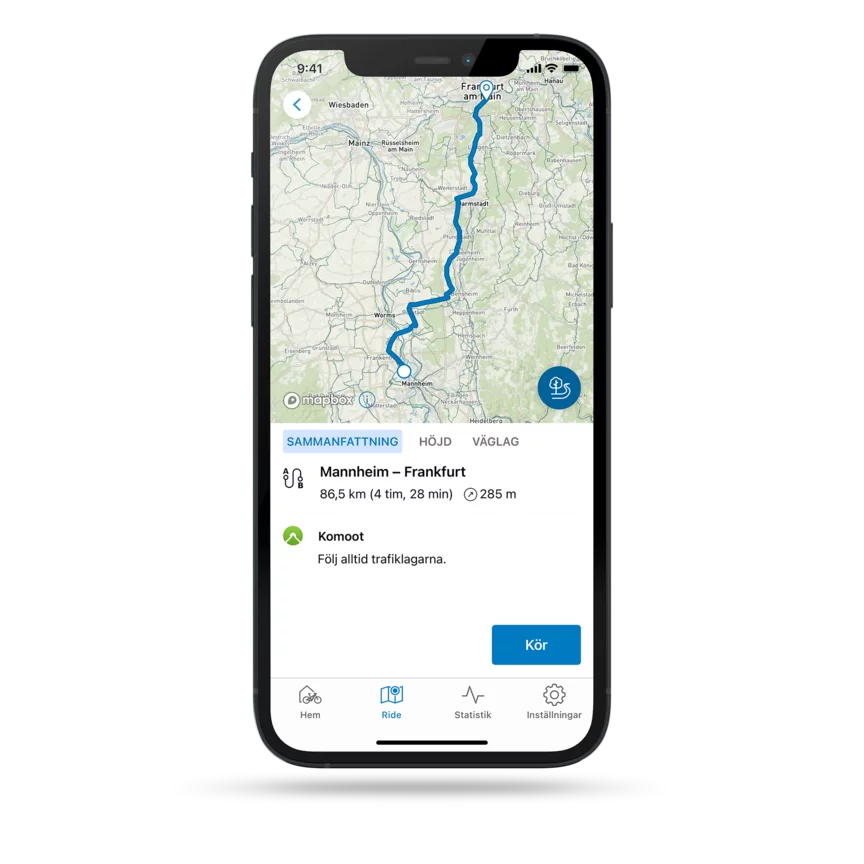 En smartphone frilagd mot grå bakgrund. Displayen visar en navigering från Mannheim till Frankfurt i kartvyn i eBike Flow-appen.