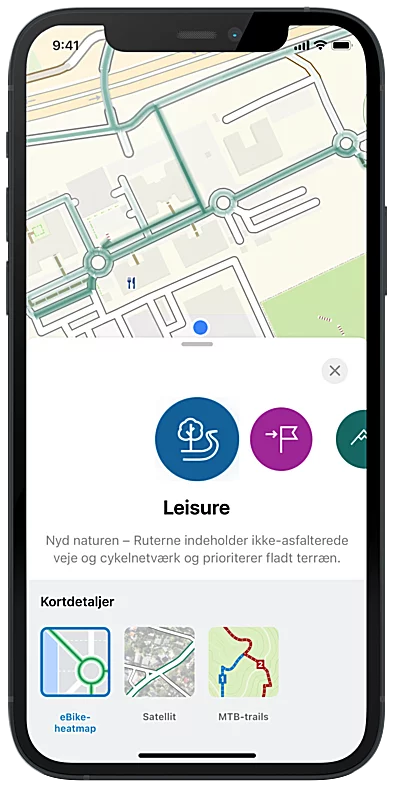 Skærmbillede af smartphone-displayet, der viser forskellige kortlayout i eBike Flow-appen.