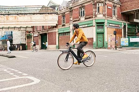 Edward Crooks sta attraversando in bici il centro storico di Londra. 