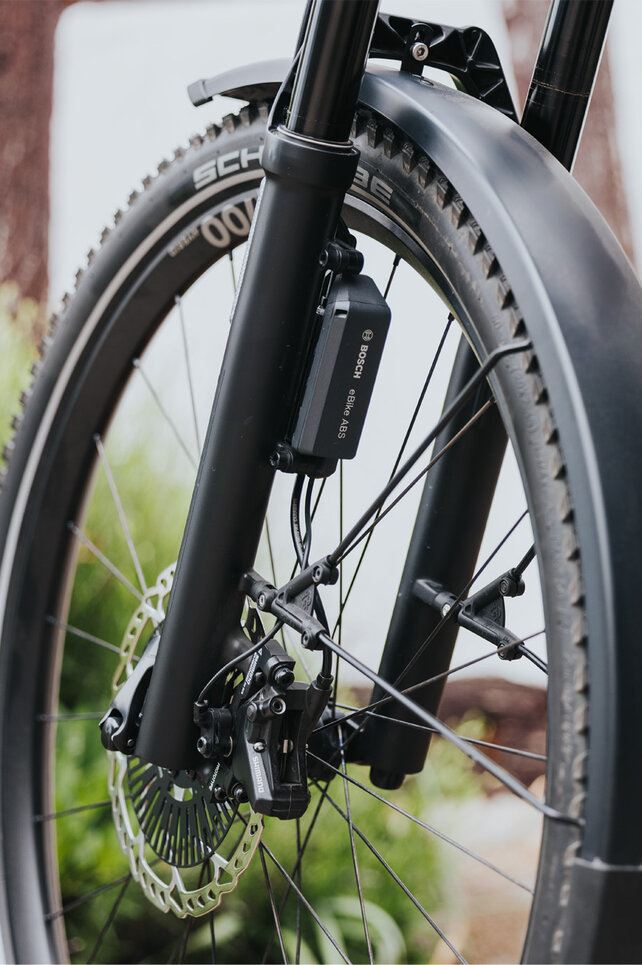 Nahaufnahme auf das Bosch eBike ABS an einem eTrekking-Bike.