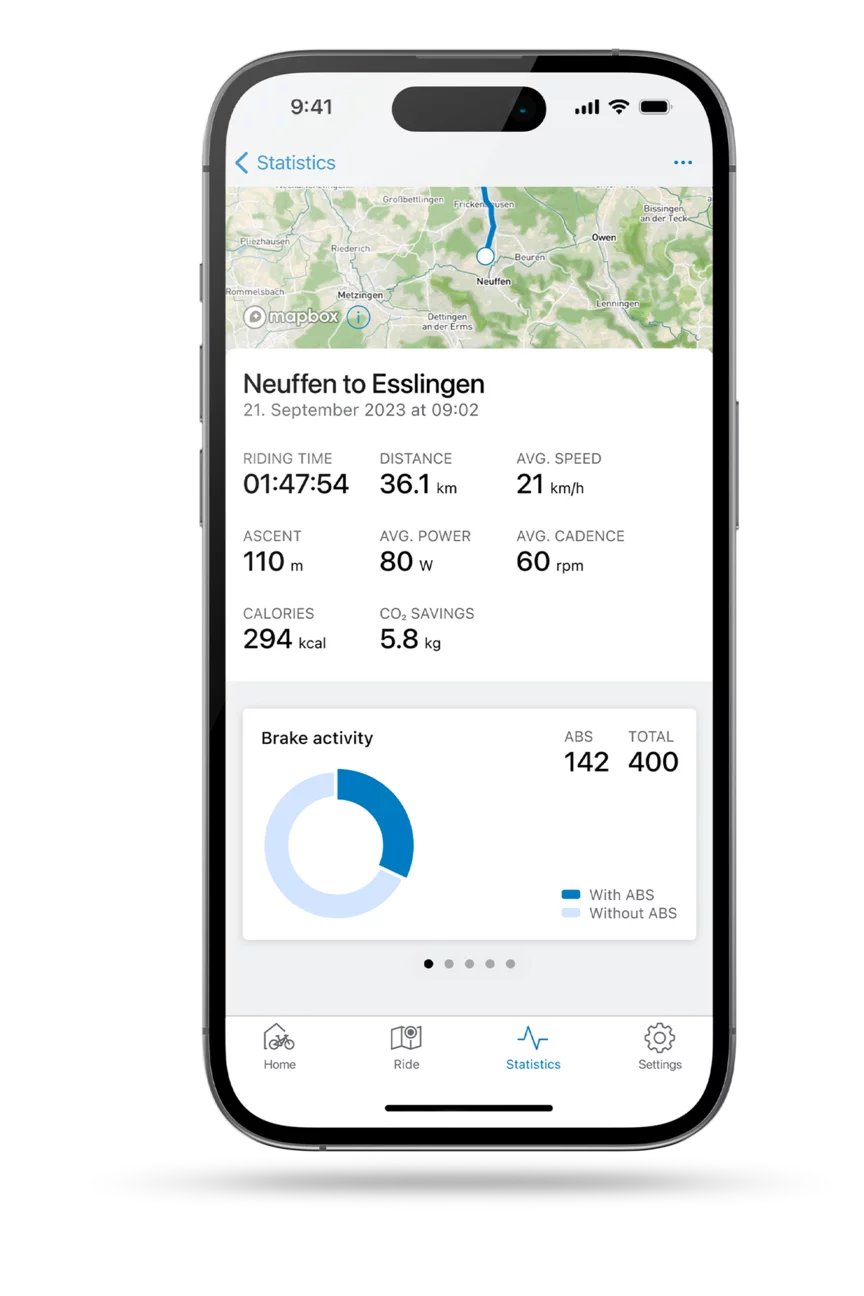Smartphone détouré affichant l’application eBike Flow ouverte avec les dernières statistiques visibles.