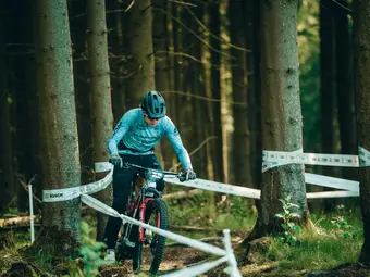 Les athlètes en e-veste maîtrisent les sentiers exigeants lors du eMTB Challenge à Willingen.