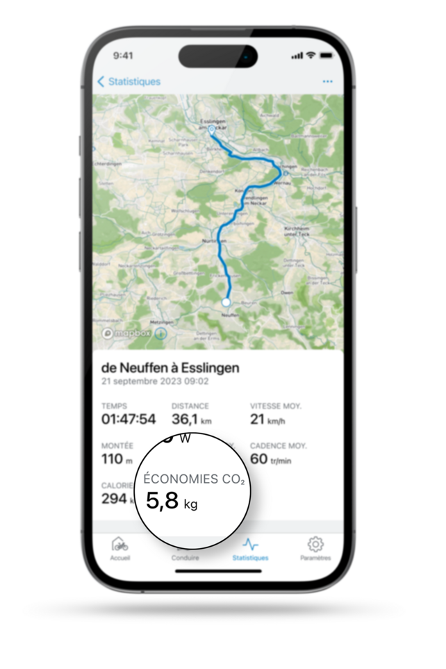 Smartphone isolé avec itinéraire ouvert et navigation dans l'application eBike Flow, mise en avant de l’économie de CO2.