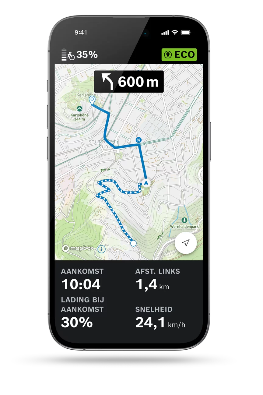 Geïsoleerde weergave van de eBike Flow-app op een lichtgrijze achtergrond met een geopende routekaart, waarop op dit moment een navigatieroute wordt weergegeven, samen met de aankomsttijd, resterende afstand, snelheid en batterijlading.