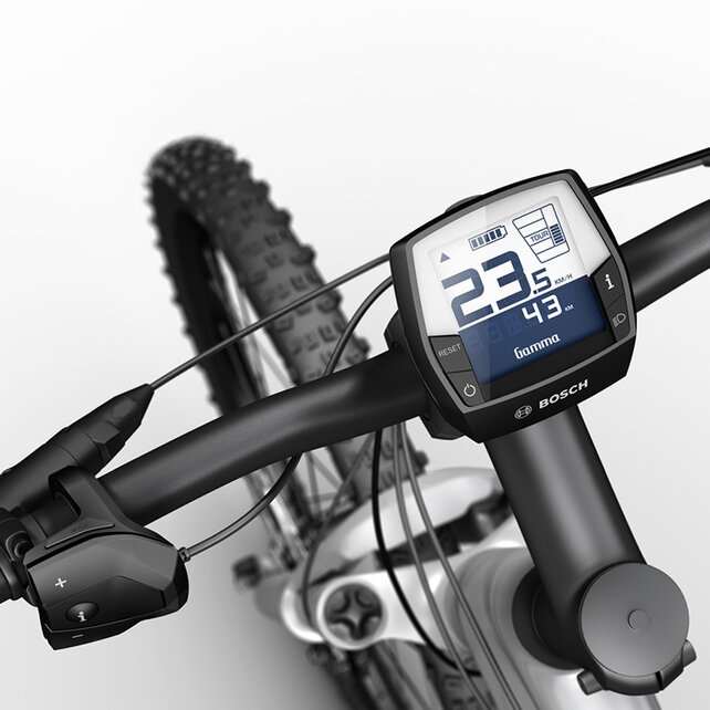 Questo Intuvia display su un manubrio di bicicletta su uno sfondo grigio chiaro.
