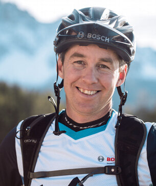 Un ciclista dell'eBike con il casco sorride.