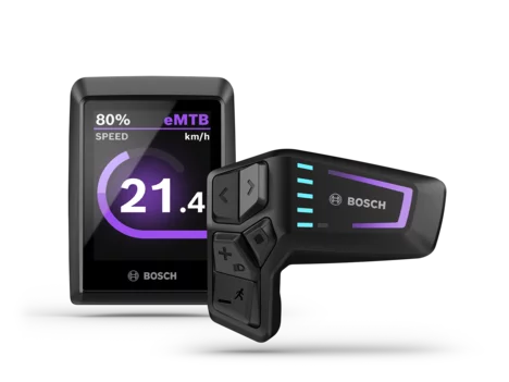 Écrans LED Remote et Kiox 300 présentés ensemble en toute liberté.