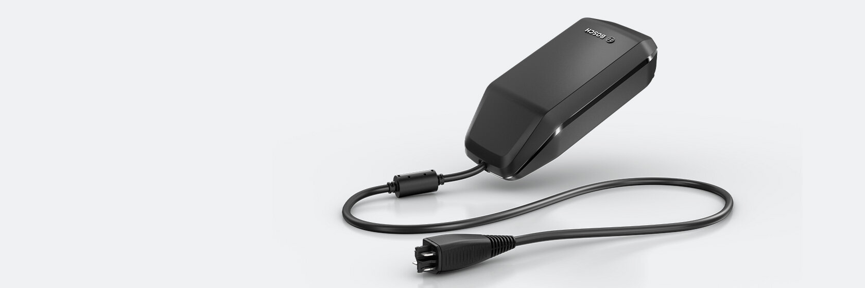 Der 4A Charger freigestellt auf grauem Hintergrund.