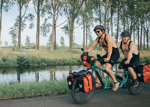 Dieter en Kevin op de tandem