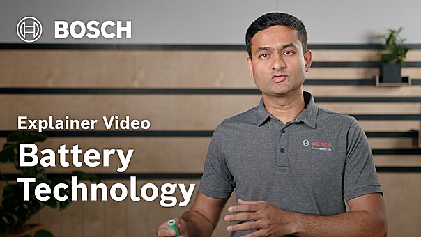 Een medewerker van Bosch die praat en uitleg geeft met handgebaren, naast hem het Bosch-logo en de tekst 'Explainer Video Battery Technology'.
