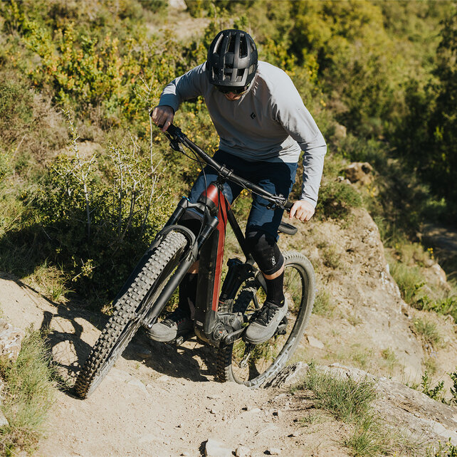 Een eBike rijdt met zijn eBike een steile, rotsachtige berg op.