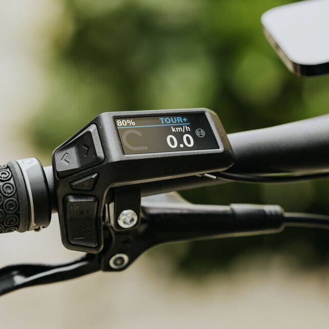 Primo piano di un Purion 200 con velocità e Tour+ display.