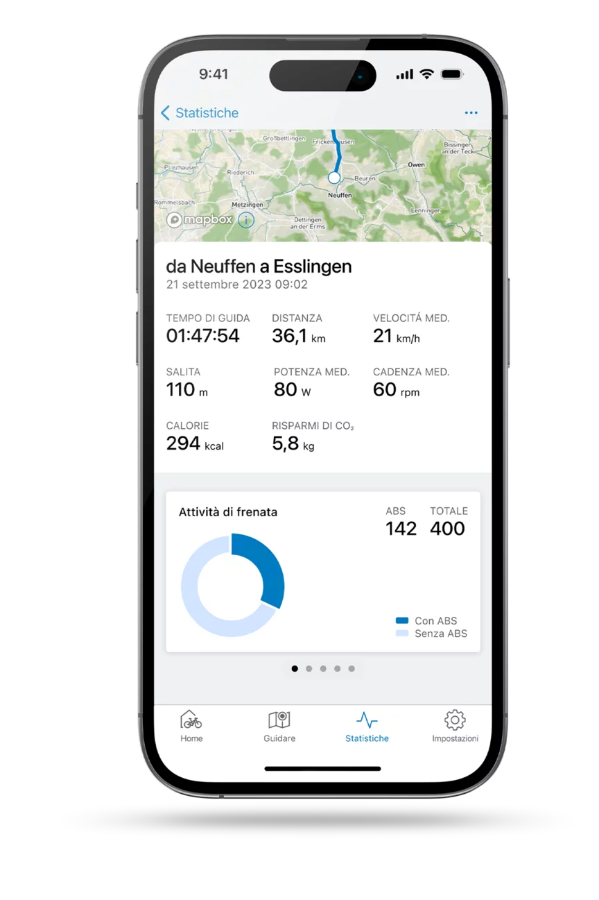 Smartphone mostrato con app eBike Flow aperta e visualizzazione delle statistiche più recenti.