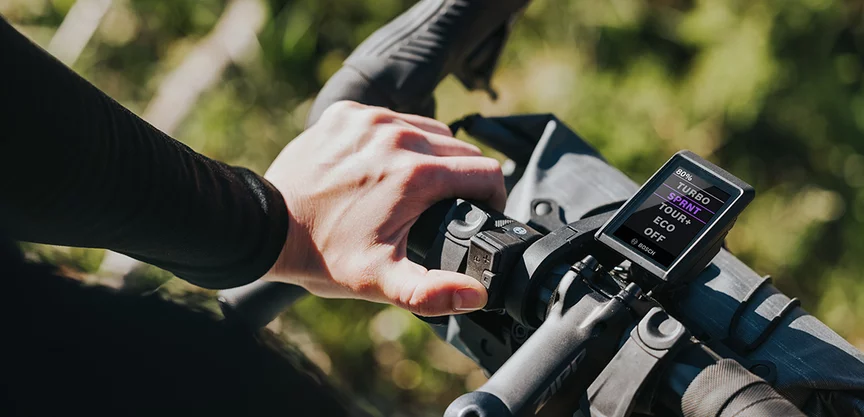 Nahaufnahme eines Lenkers, bei dem eine Person den Sprint-Modus am Kiox 300 auswählt.