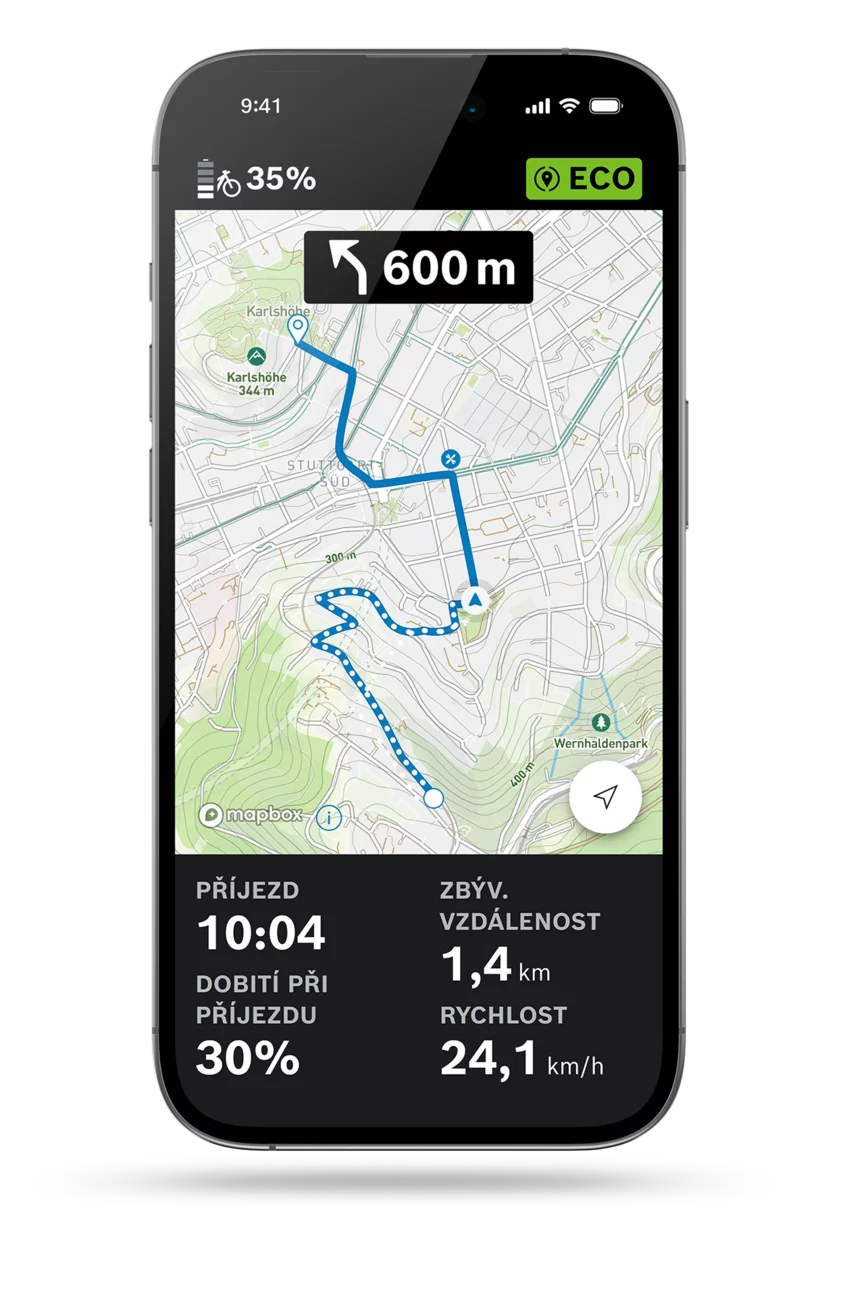 Izolovaný zobrazení aplikace eBike Flow na světle šedém pozadí s otevřenou navigační trasou, na které je právě zobrazena trasa spolu s časem příjezdu, zbývající vzdáleností, rychlostí a stavem nabití baterie.