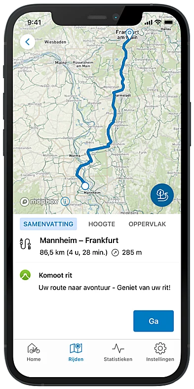 Screenshot van het smartphonescherm met een mogelijke route van Mannheim naar Frankfurt in de eBike Flow-app.