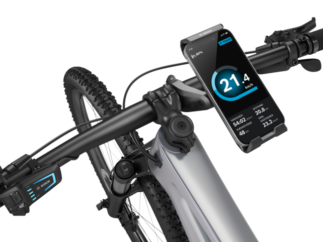 Detalje af styret på en elcykel, hvor en SmartphoneGrip Vertical med indsat smartphone er placeret til højre.
