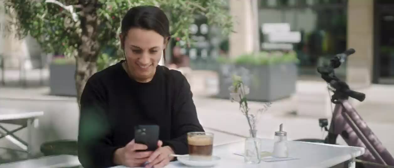 A compilation demonstrating how to use navigation with the eBike Flow app. Next, you see a riding scene in an urban setting, and the video finishes with a close-up of the smartphone showing the navigation map.