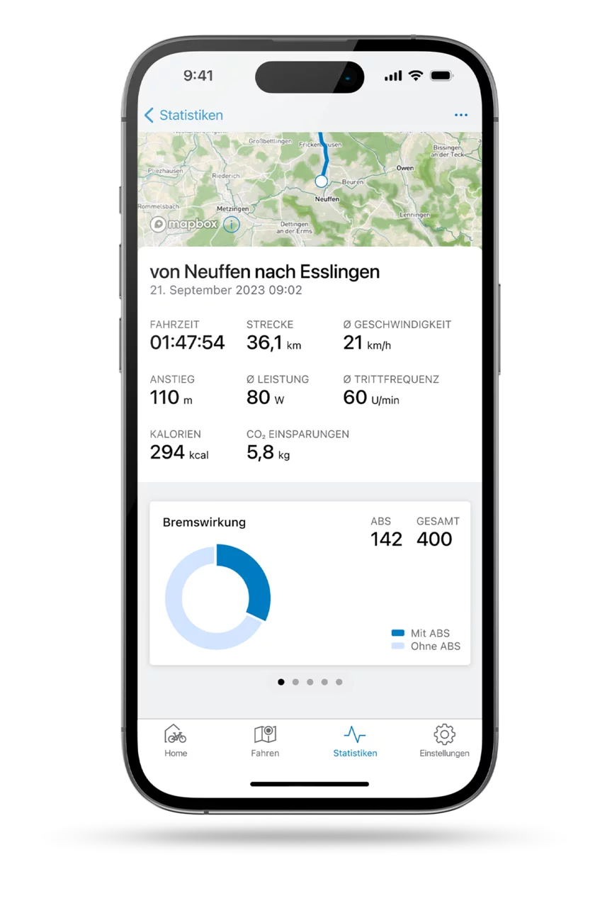Freigestelltes Smartphone mit geöffneter eBike Flow App, auf welcher die letzten Statistiken angezeigt werden.