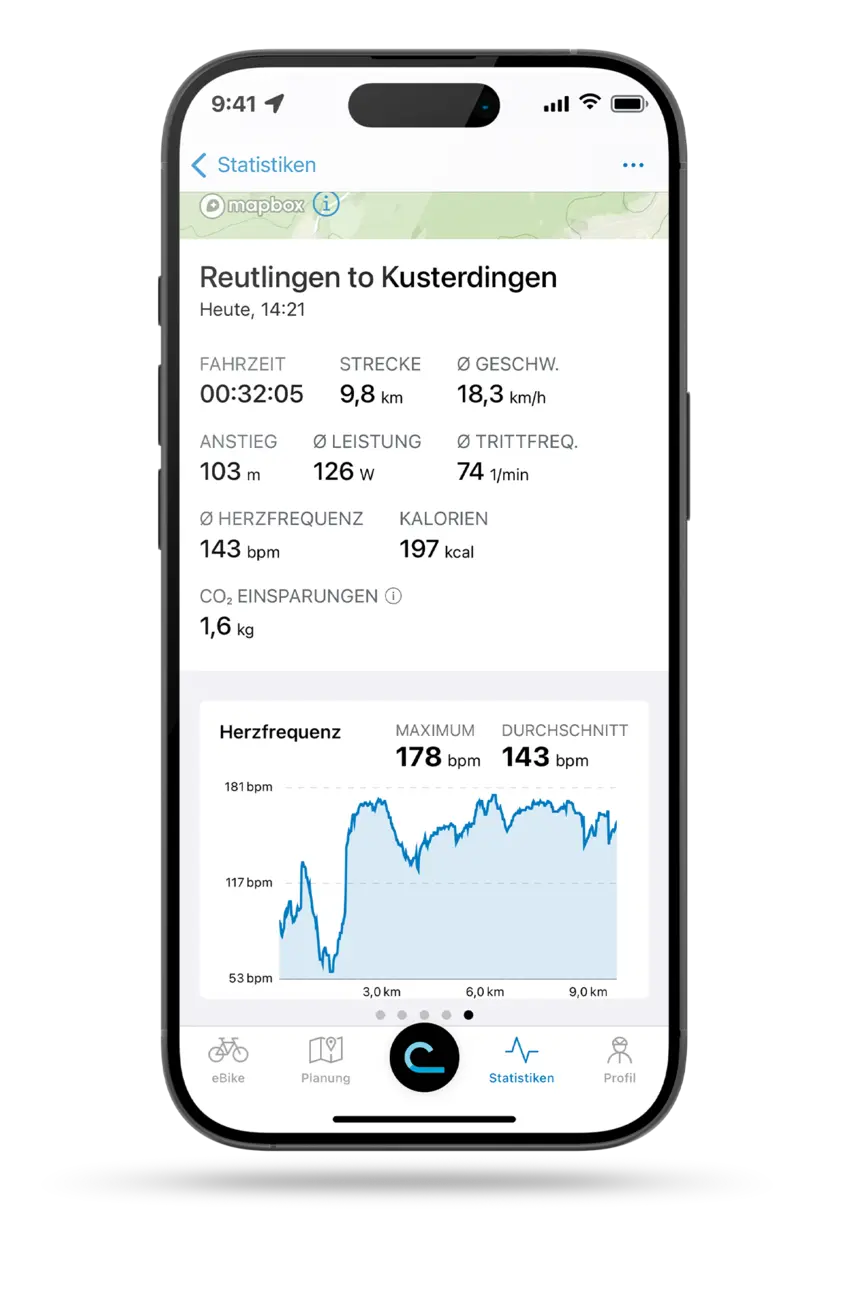 Freigestelltes Smartphone mit geöffneter eBike Flow App, in der die Fahrstatistik einer Fahrt von Reutlingen nach Kusterdingen dargestellt ist.