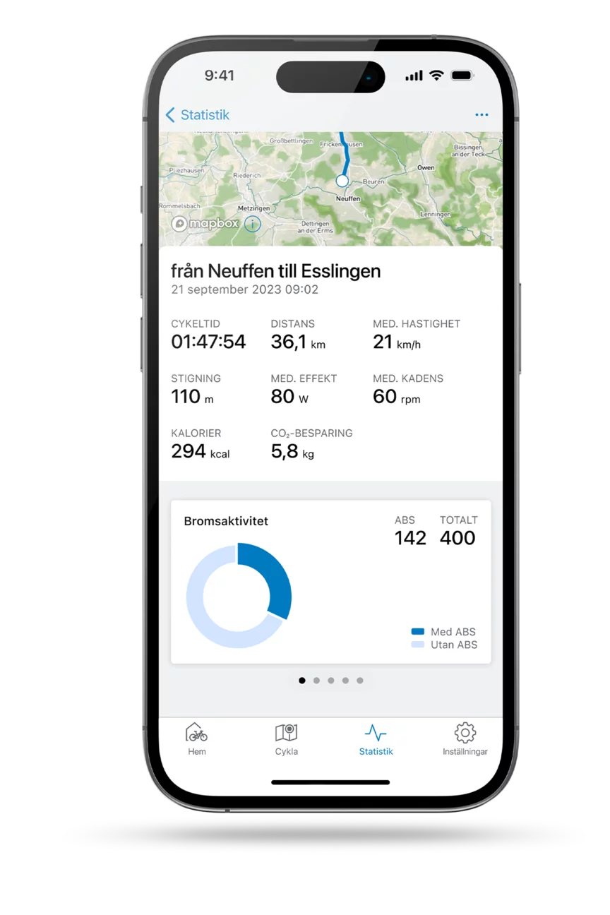 Frilagd smartphone med öppnad eBike Flow-app där den senaste statistiken visas.