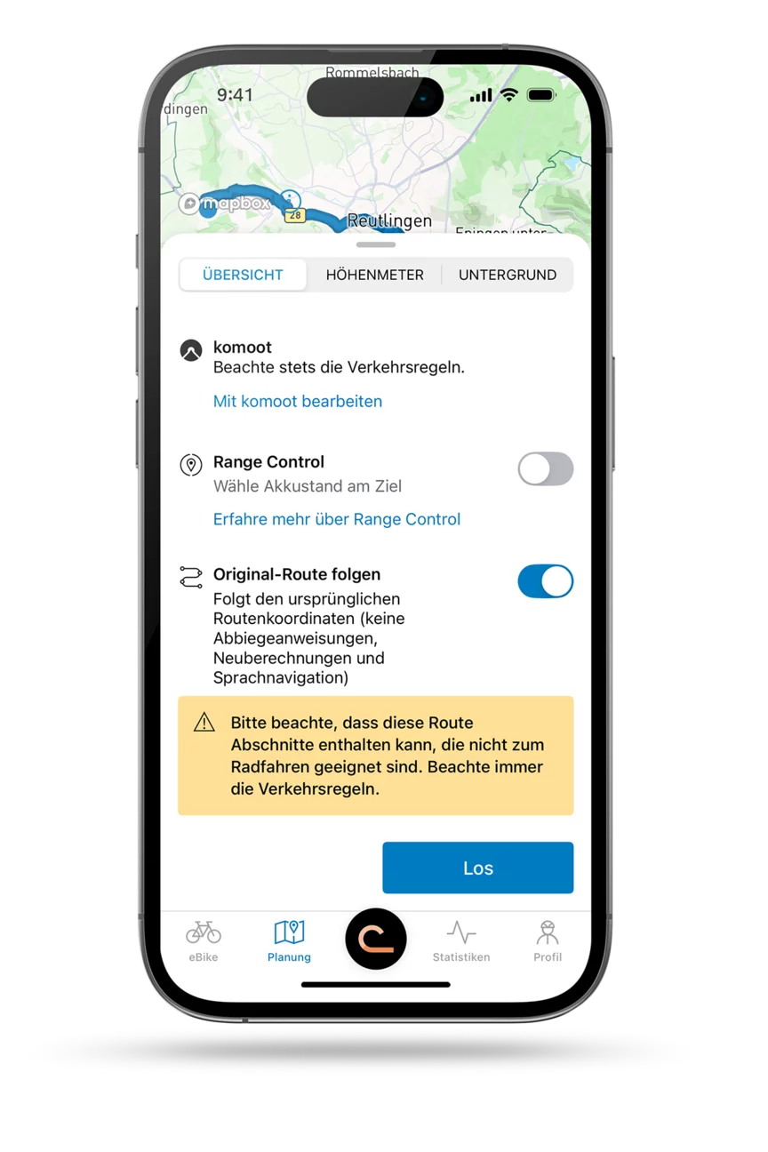 Screenshot eines Smartphone-Displays, das die aktive Routennavigation in der eBike Flow App zeigt, mit Karte, Ankunftszeit, verbleibender Strecke, Ladezustand bei Ankunft und aktueller Geschwindigkeit.