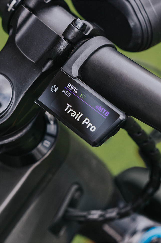 Una eBike con un computer di bordo, sul quale è scritto "ABS" e "eMTB". È impostato sulla modalità "Trail Pro".
