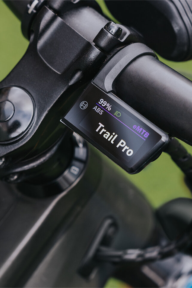 En elsykkel med en datamaskin ombord som viser "ABS" og "eMTB". Den er satt i "Trail Pro" modus.