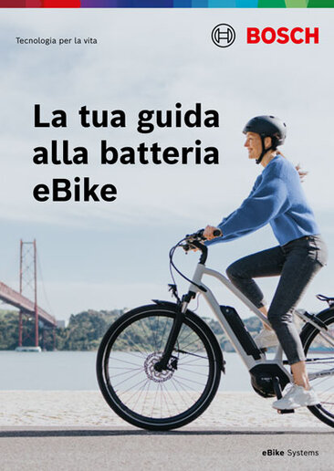 Copertina di una brochure di prodotto con il testo "La tua guida batteria eBike". L'immagine di sfondo mostra una conducente di eBike. In basso a destra compare eBike Systems.