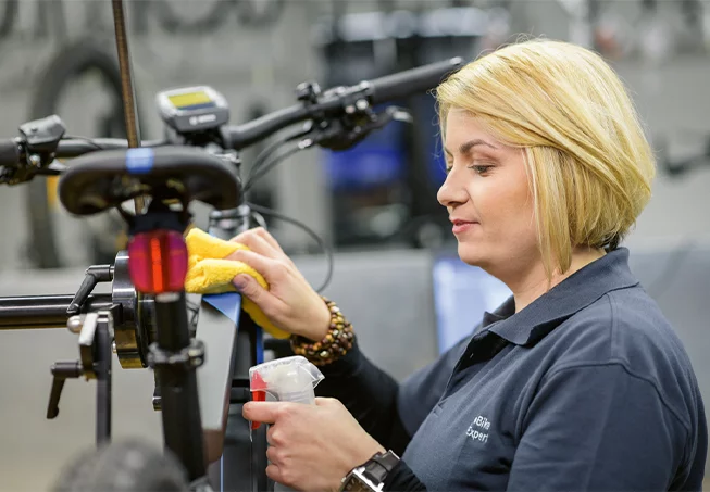 Mechanic cleaning ebike