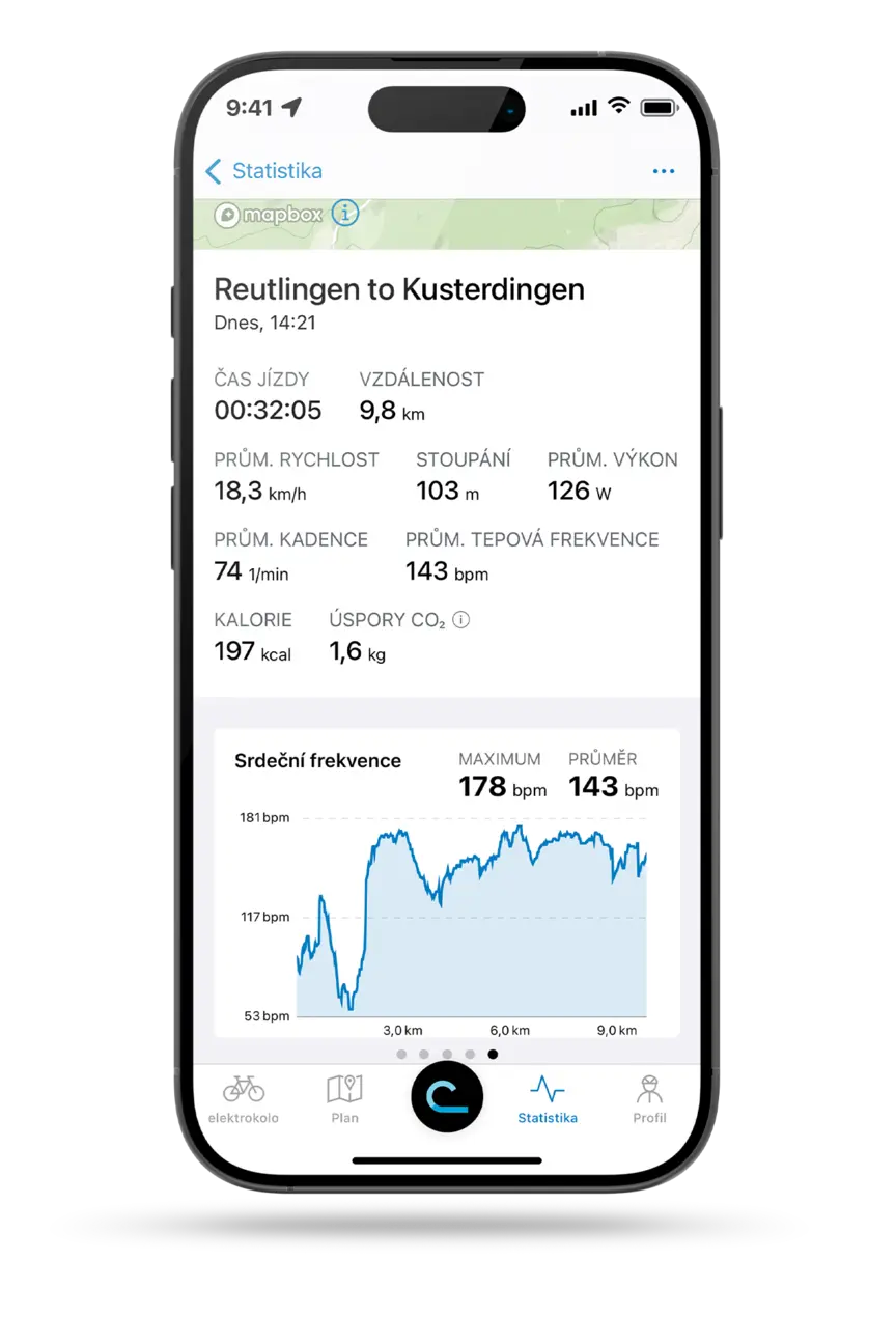 Oříznutý smartphone s otevřenou aplikací eBike Flow zobrazující jízdní statistiky z cesty z Reutlingenu do Kusterdingenu.