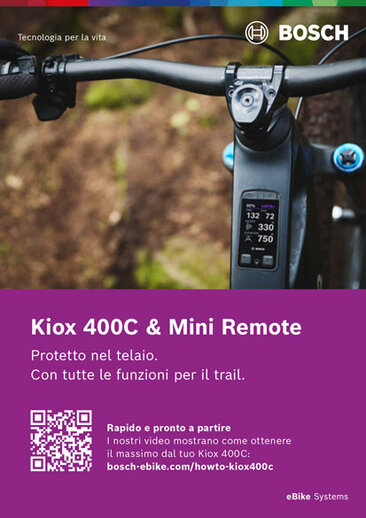 eBike Kiox 400C & Mini Remote Guida introduttiva: Poster che mostra il Kiox 400 e il Mini Remote montati sul manubrio di una bicicletta. In alto a sinistra trovi "Tecnica per la vita". Sotto, su sfondo viola, c’è il titolo "Kiox 400C & Mini Remote", seguito da un codice QR e dai testi "Più veloce, pronto a partire" e "I nostri video how-to ti mostrano come sfruttare al meglio il tuo Kiox 400C: bosch-ebike.com/howto-kiox400c".