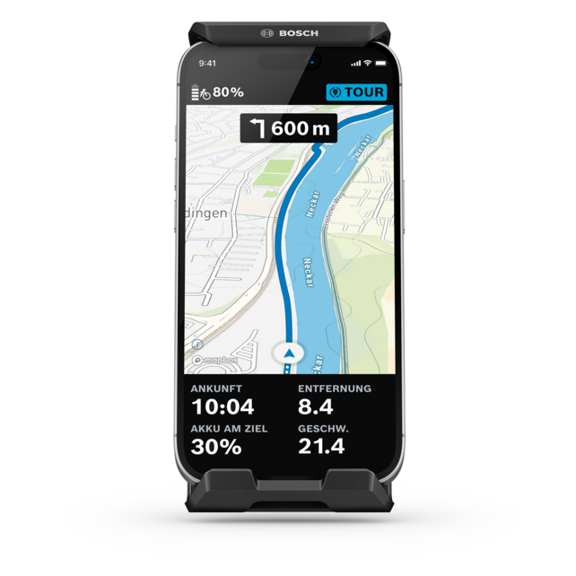 Ein freigestelltes Smartphone, das als Bordcomputer dient und im SmartphoneGrip Vertical eingespannt ist. Es zeigt den Navigationsscreen an.