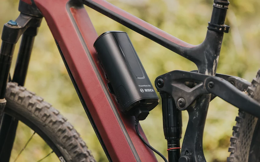 Nahaufnahme eines PowerMore 250 Range Extenders, der am Rahmen eines eBikes befestigt ist.