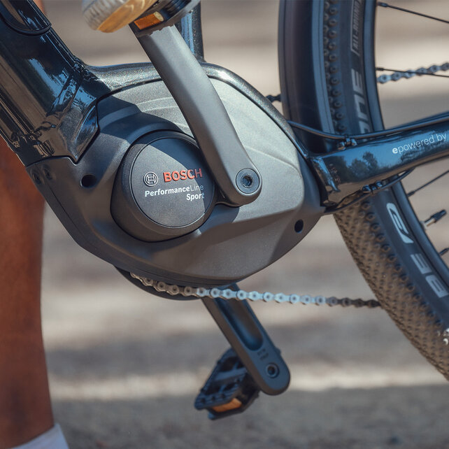 A close-up of an eBike with a focus on the motor. The eBike is equipped with a Bosch Performance Line Sport motor.