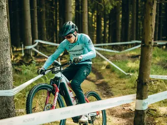 Les athlètes en e-veste maîtrisent les sentiers exigeants au eMTB Challenge à Willingen.