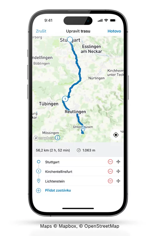 Na volně položeném smartphonu je možné zobrazit mapu, na které je zobrazená trasa.