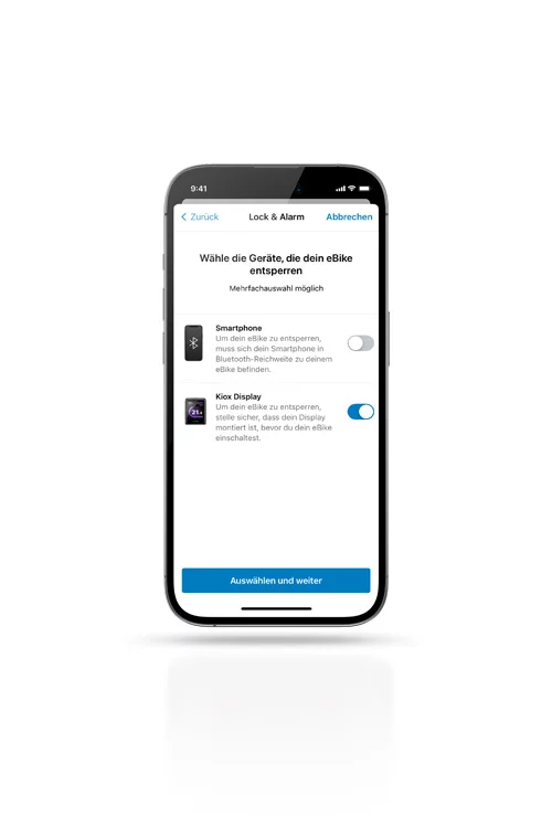 Auf einem Smartphone ist ein Bedienfeld mit den Funktionen „Lock & Alarm“ von Bosch eBike zu sehen. Es gibt die Möglichkeit, das Smartphone und/oder das Kiox Display auszuwählen, um das eBike zu entsperren.