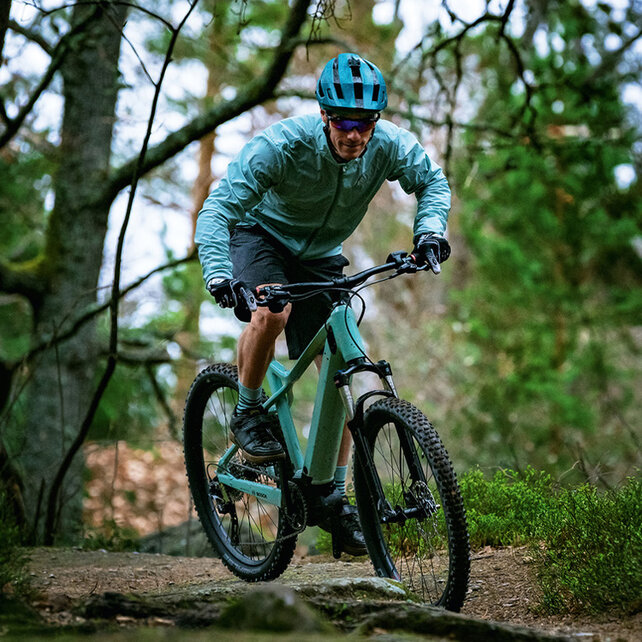 Un eMountainbike piloto conduce por un sendero forestallarga.