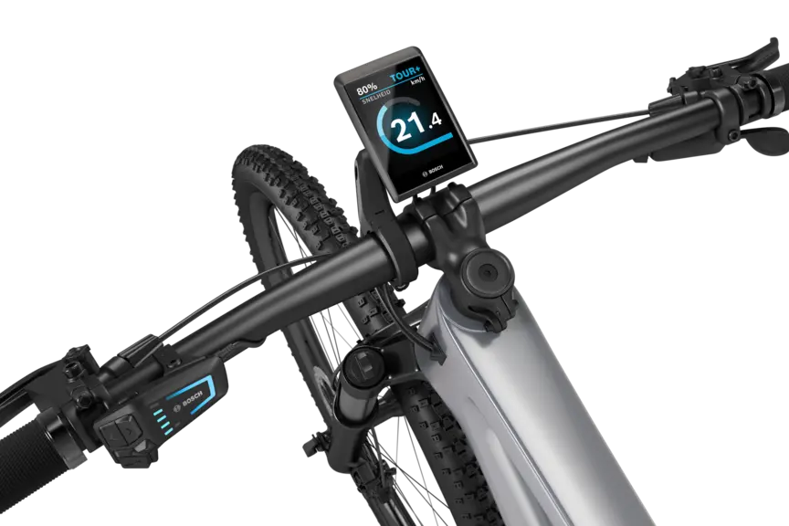 Een eMountainbike met zwart stuur, vrijstaand tegen een witte achtergrond. Op het stuur is een Kiox 500 gemonteerd. Het display toont de snelheid in km/h, het accuniveau en de rijmodus.