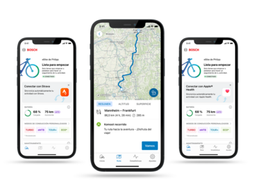 Tres smartphones uno al lado del otro sobre un fondo gris. Los displays muestran diferentes páginas de la eBike Flow App abierta.