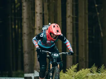 Les athlètes en e-veste maîtrisent les sentiers exigeants lors du eMTB Challenge à Willingen.