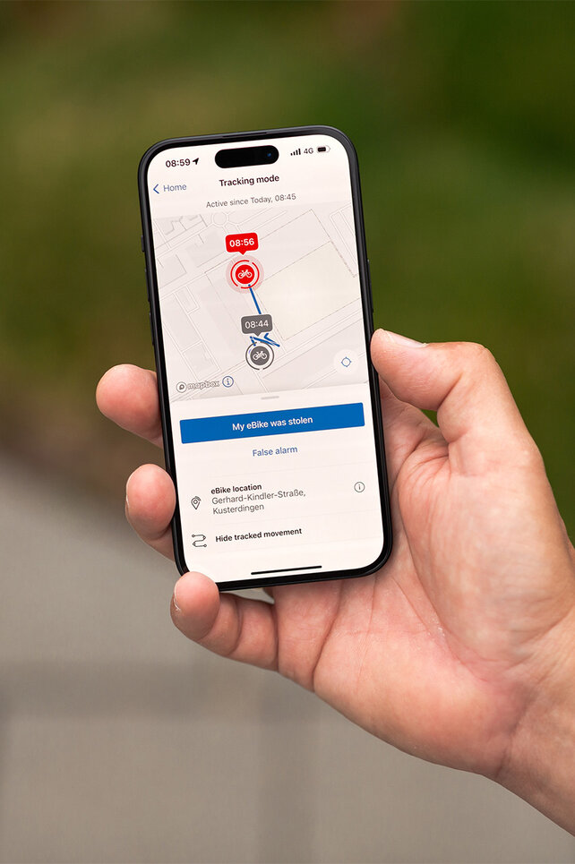 On a smartphone held in the hand, you can see the eBike Tracking mode of Bosch eBike Systems' flow app.