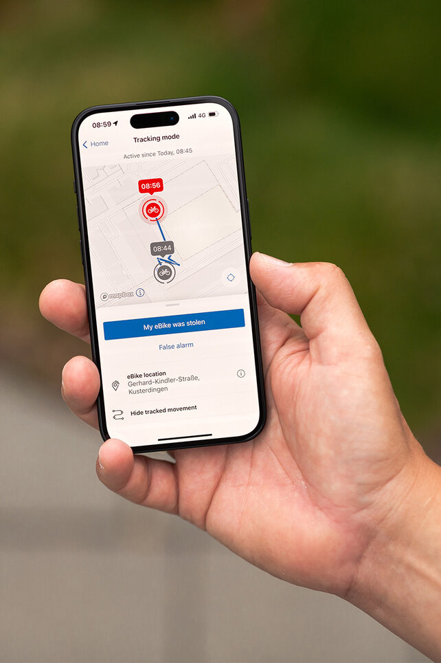 En un smartphone que tienes en la mano, puedes ver el eBike modo Tracking de la aplicación flow de Bosch eBike Systems.