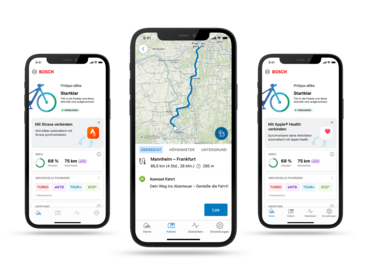 Drei Smarphones nebeneinander freigestellt vor grauem Hintergrund. Die Displays zeigen verschiedene Seiten in der geöffneten eBike Flow App an.