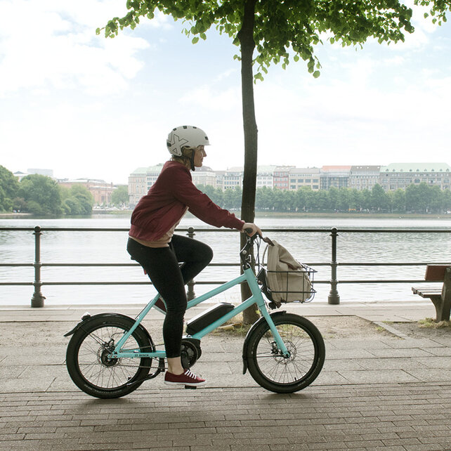 The eBike rider sails along the Elbe.