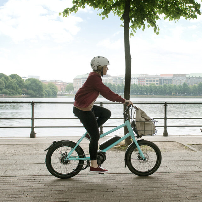 En eBike-cyklist cyklar längs Elbe.
