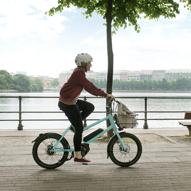 The eBike rider sails along the Elbe.