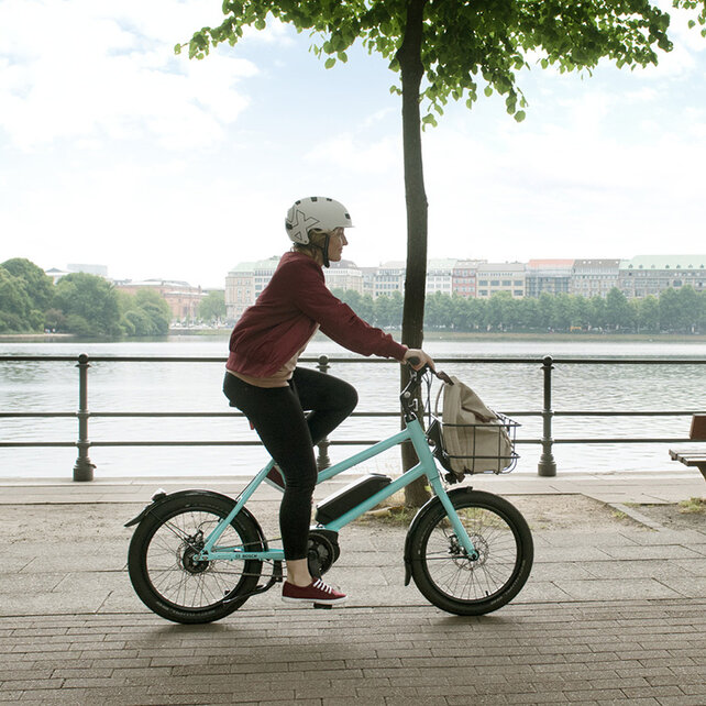 Rowerzystka na eBike'u jedzie wzdłuż Łaby.
